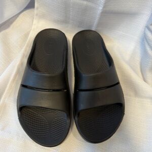 Oofos sandals/slides 🩴 Women’s size 8 black